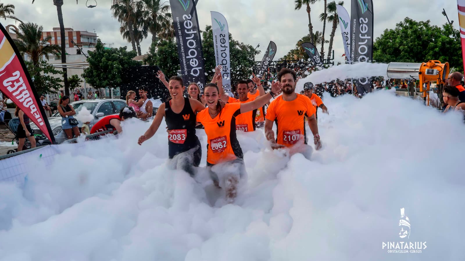 El equipo de Wolf Fitness cruzando la zona de espuma de la carrera