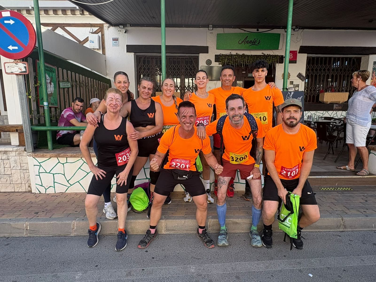 El equipo de Wolf Fitness posando con sus dorsales antes de la carrera
