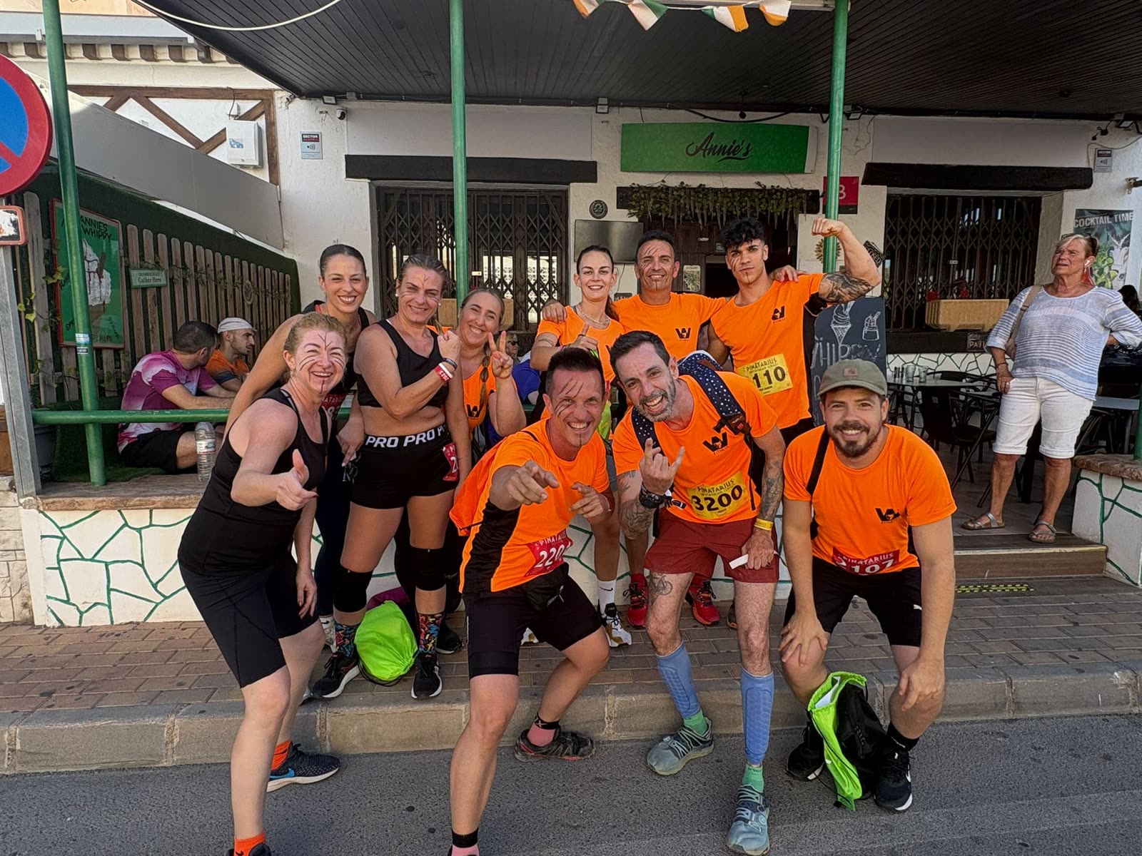 El equipo de Wolf Fitness haciendo el gesto de la victoria